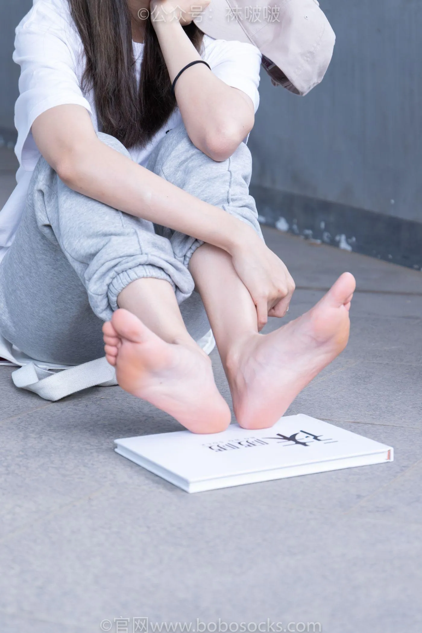 [BoBoSocks袜啵啵]NO.012 泡芙-运动鞋、白棉袜、裸足 [132P]插图8